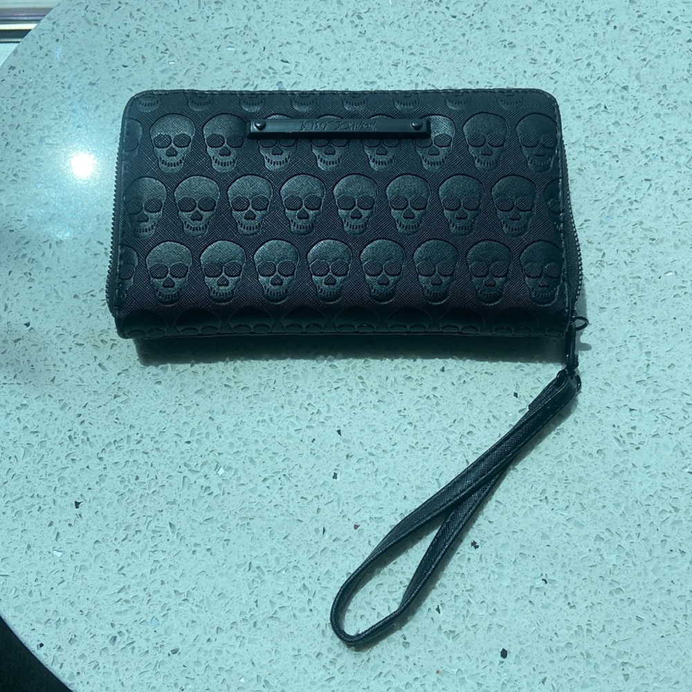 Betsey Johnson Skull Wristlet wallet NWOT